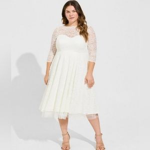 💖 Gorgeous Torrid Ivory Lace Tea Length Wedding Dress